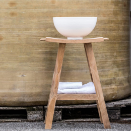 Sgabello da bagno in bamboo laccato con seduta ergonomica naturale